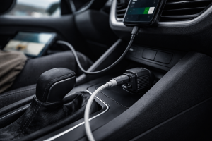 USB‑C i bilen uden drama (vælg oplader der faktisk følger med din mobil)