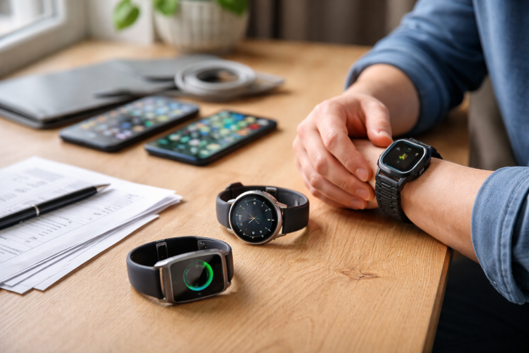 Smartwatch bedst i test 2026: vælg det rigtige ur til iPhone og Android